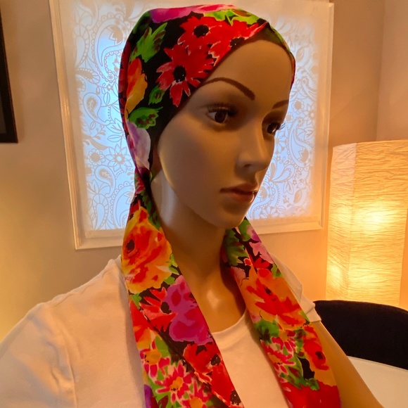 Vintage Liz Claibourne Bright Roses and Daisies Scarf - Picture 5 of 5